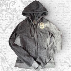 Vintage A&F Gray Zip-Up Hoodie with Logo

#a&f #vintagehoodie #comfy